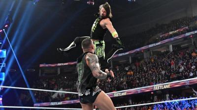 WWE Fastlane: AJ Styles ataca a Randy Orton - Beth Phoenix podría regresar al ring en WrestleMania