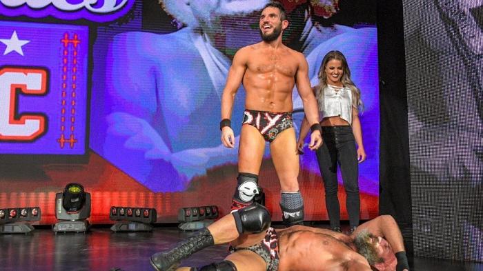 Johnny Gargano ataca a Tommaso Ciampa durante NXT TV