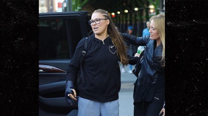 Ronda Rousey, vista tras su operación de muñeca