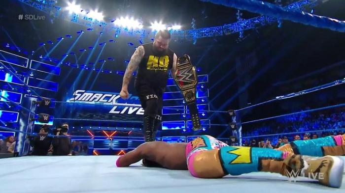 Kevin Owens ataca a Kofi Kingston durante SmackDown Live