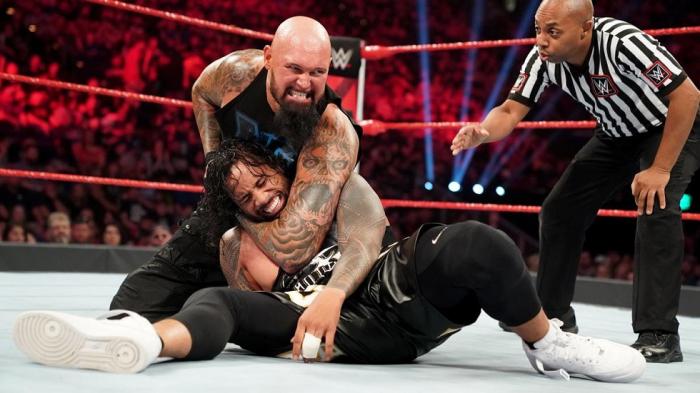 WWE Raw: Karl Anderson y Luke Gallows traspasados - The Revival contra Seth Rollins