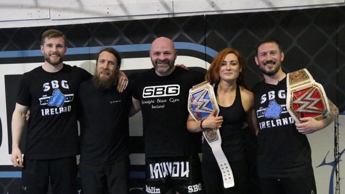 WWE noticias: Daniel Bryan y Becky Lynch con el entrenador de Conor McGregor - Cesaro, de visita en Barcelona