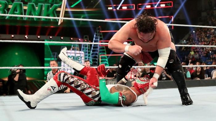 Rey Mysterio sufrió una separación de hombro en Money in the Bank 2019