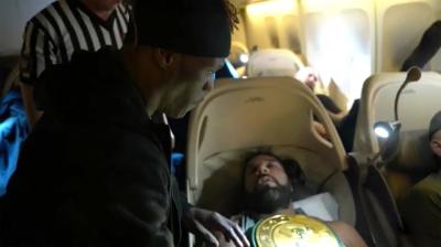R-Truth derrota a Jinder Mahal dentro de un avión para ganar el Campeonato 24/7 de WWE