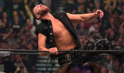 Jon Moxley compara a Triple H con Vince McMahon