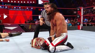 Seth Rollins vence a Daniel Bryan durante Monday Night Raw