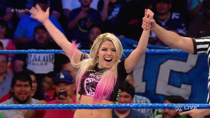 WWE Noticias SmackDown: Alexa Bliss regresa a los cuadriláteros - Dos dark matches durante el show - BOOM Studios cancela serie de comics