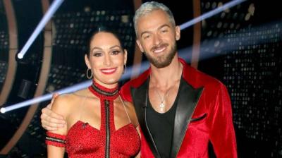 Nikki Bella y Artem Chigvintsev hacen oficial su relación sentimental