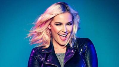 Renee Young admite no ser buena comentarista