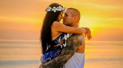 Randy Orton recibe el RKO por parte de su mujer