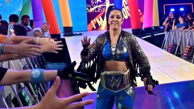 Bayley piensa que debería existir más parejas en el roster femenino de WWE