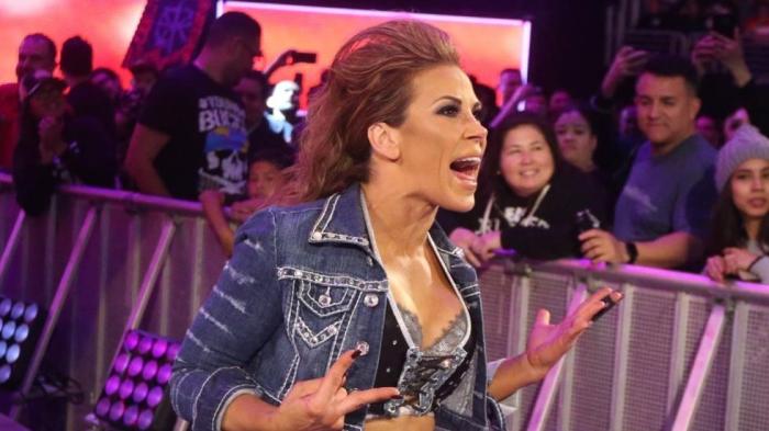 Mickie James pasa por quirófano y será baja entre 7 y 9 meses