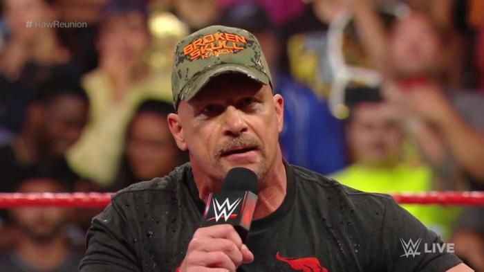 'Stone Cold' Steve Austin realiza una aparición especial en Monday Night RAW