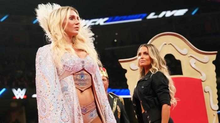Trish Stratus: 'Le recordaré a Charlotte Flair quién es la Reina de Reinas'