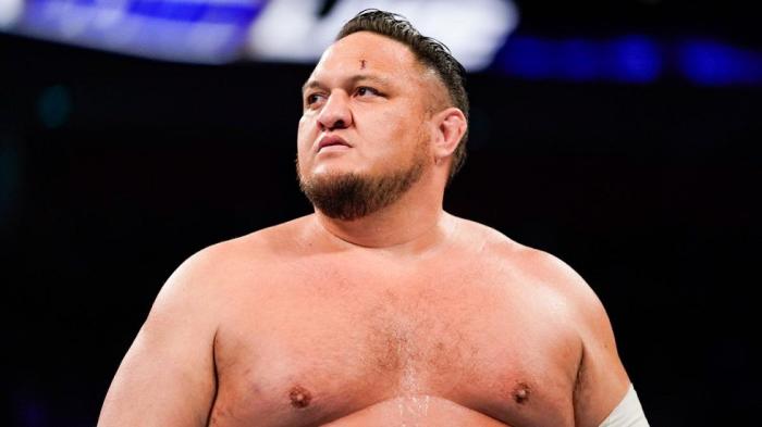 WWE multa a Samoa Joe por agredir a un empleado