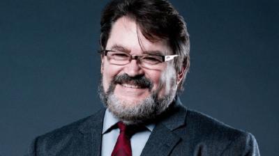 Tony Schiavone firma un contrato con AEW