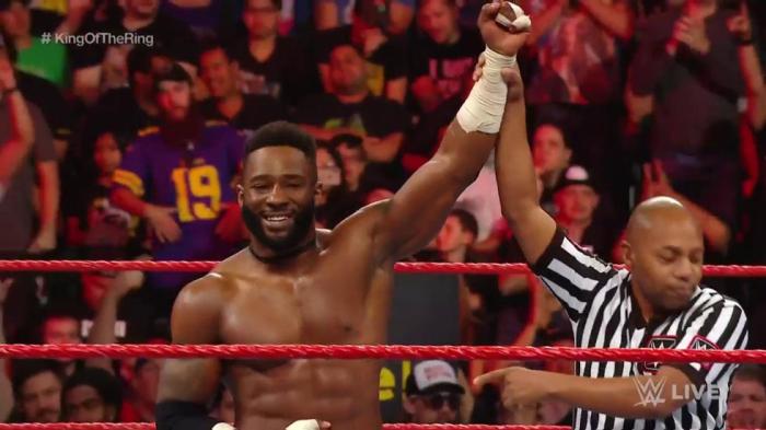 Cedric Alexander avanza a la segunda ronda del King of the Ring durante Monday Night RAW
