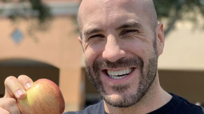 Cesaro confirma la reparación total de sus dientes incisivos superiores