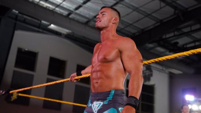 Austin Theory realiza su debut en WWE NXT