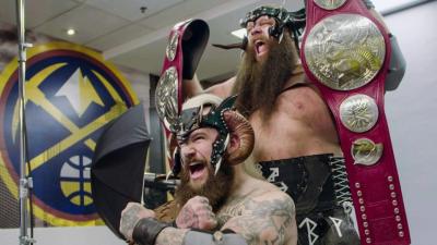 The Viking Raiders ganan los Campeonatos por Parejas en Monday Night RAW