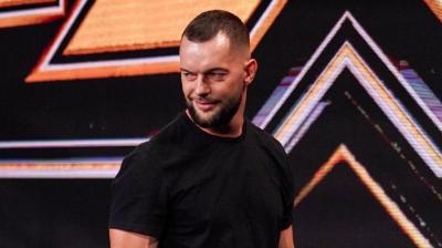 Finn Bálor ataca a Johnny Gargano en el último episodio de NXT