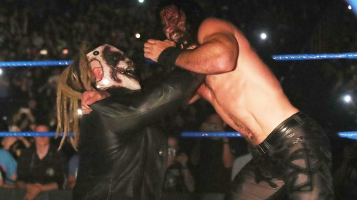 'The Fiend' Bray Wyatt atacó a Seth Rollins durante Friday Night SmackDown