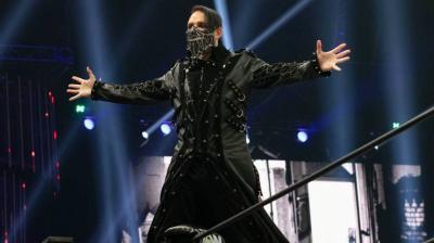 Jimmy Havoc y Excalibur se pelean en un restaurante delante de Tony Khan