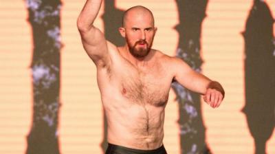 Oney Lorcan anuncia su renovación con WWE