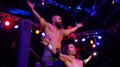 Alex Reynolds y John Silver firman contrato con AEW