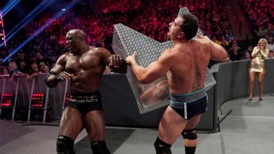 Bobby Lashley vence a Rusev en un combate de mesas celebrado en WWE TLC