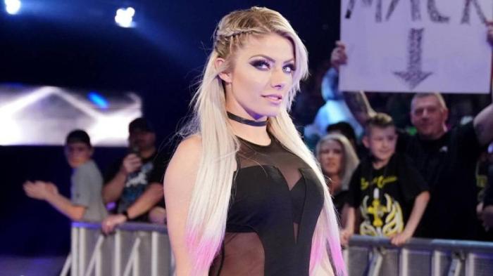 Alexa Bliss habría sufrido una lesión en el hombro