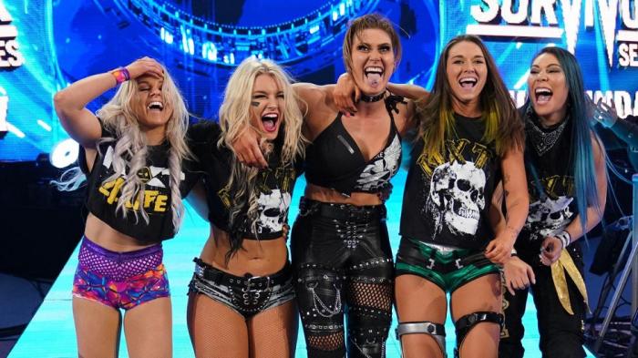 WWE SmackDown: Equipo de NXT en Survivor Series no oficial - Triple H ofrece a Baron Corbin unirse a DX