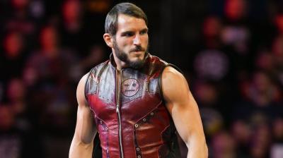 Johnny Gargano sorprende a una joven seguidora enviándole un vídeo y merchandise