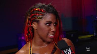 Ember Moon revela que se lesionó persiguiendo a R-Truth y Carmella