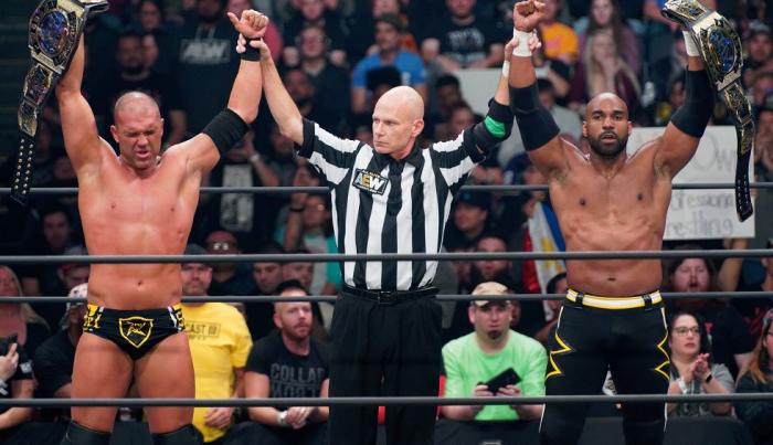 SCU retiene los Campeonatos Mundiales en Parejas de AEW ante los Young Bucks 