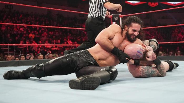 Seth Rollins revela por qué ha comenzado a luchar con un único guante