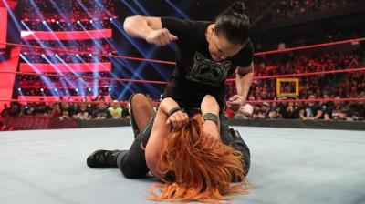 Shayna Baszler ataca a Becky Lynch por sorpresa en Monday Night RAW