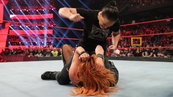 Shayna Baszler ataca a Becky Lynch por sorpresa en Monday Night RAW