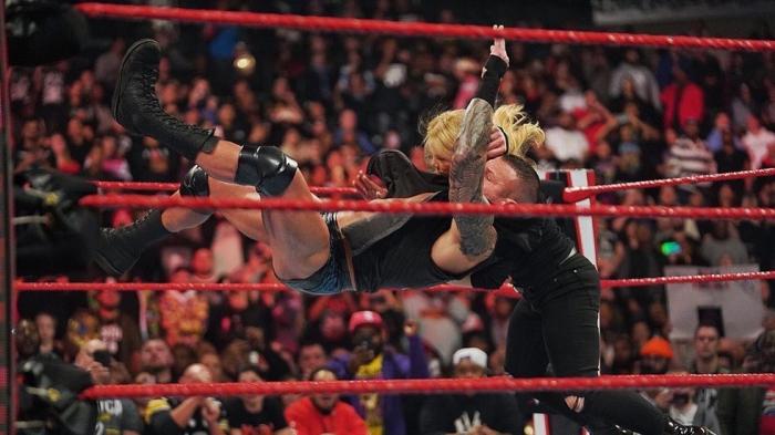 Randy Orton ataca a Beth Phoenix en Monday Night RAW