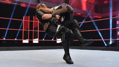 Paige revela que cedió su finisher a Nia Jax