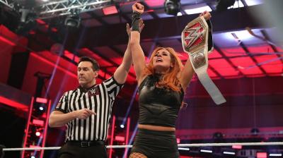 Becky Lynch cumple un año como campeona Femenina de Raw