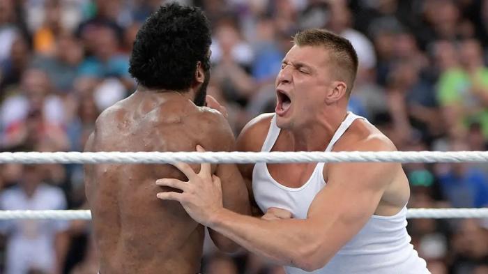 Más detalles de Rob Gronkowski y su firma con WWE