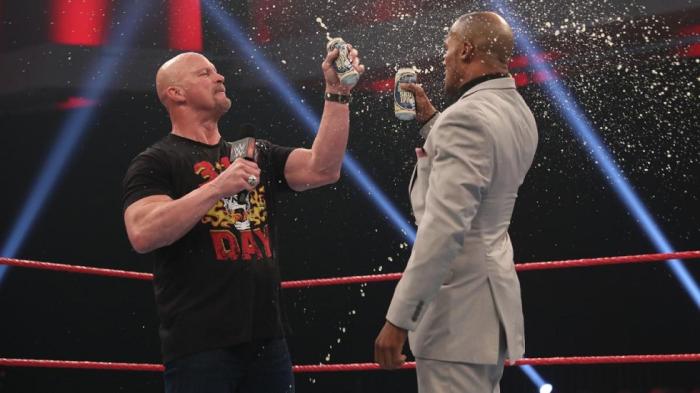 Stone Cold Steve Austin realiza una aparición especial en Monday Night RAW