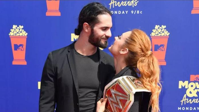 Becky Lynch revela cómo se inició su relación con Seth Rollins