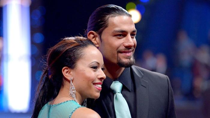 Roman Reigns revela que su esposa está embarazada de gemelos