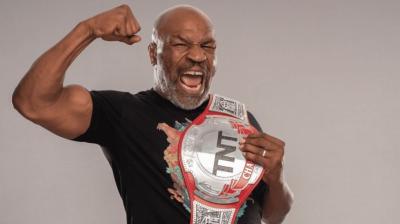 Booker T: 'Me gustaría que Mike Tyson siga participando en AEW'