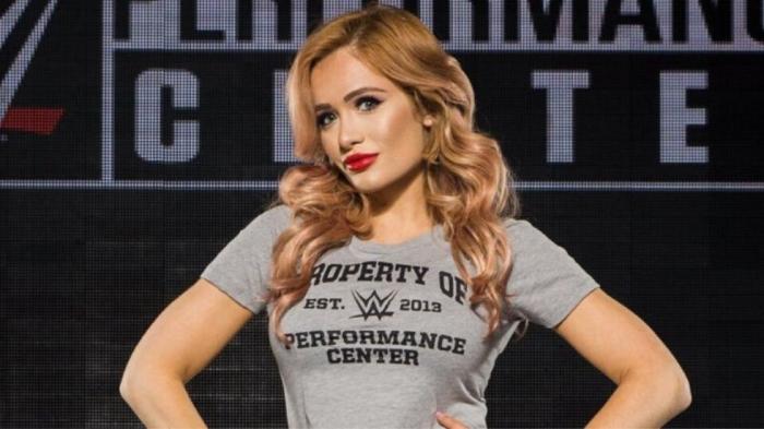 Scarlett Bordeaux se revela en NXT como la acompañante misteriosa de Karrion Kross