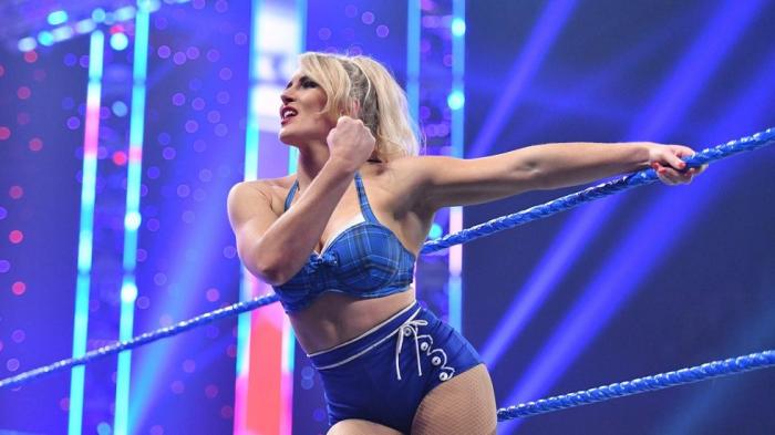 Lacey Evans se prepara para Money in the Bank desde el patio de su casa