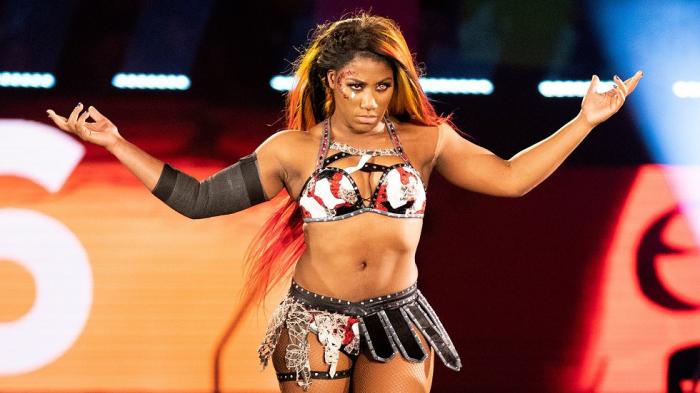 Ember Moon insinúa que su lesión puede terminar con su carrera