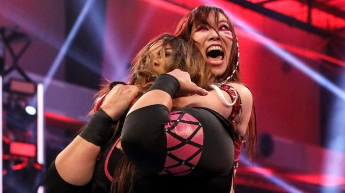 Kairi Sane muestra su herida en la cabeza tras un forcejeo con Nia Jax en WWE Raw